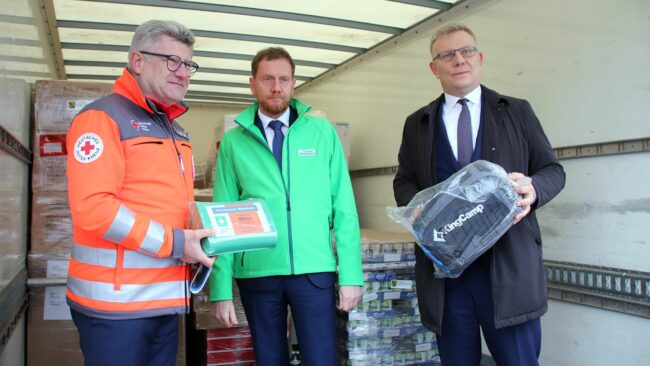 Ministerpräsident Michael Kretschmer bringt gemeinsam mit Rüdiger Unger, dem Vorsitzenden des Vorstandes des DRK Landesverbandes Sachsen e. V. (links) und Krzysztof Bramorski, dem Bevollmächtigten für Internationale Beziehungen des Marschalls von Dolny Śląsk (rechts), eine Hilfslieferung für die Region Dnipropetrowsk auf den Weg.