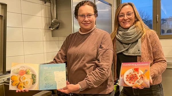 Cornelia Fincke (li) und Stefanie Mahrla mit dem Kita-Kochbuch – Foto: Ulrich van Stipriaan