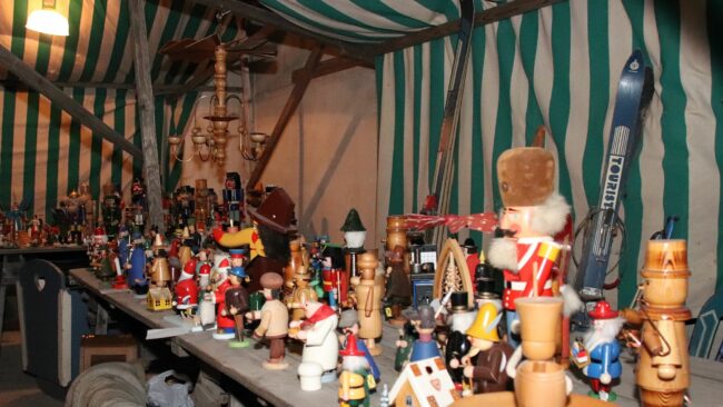 Weihnachtsdeko gesucht? Es gibt einen riesigen Weihnachtströdelmarkt.