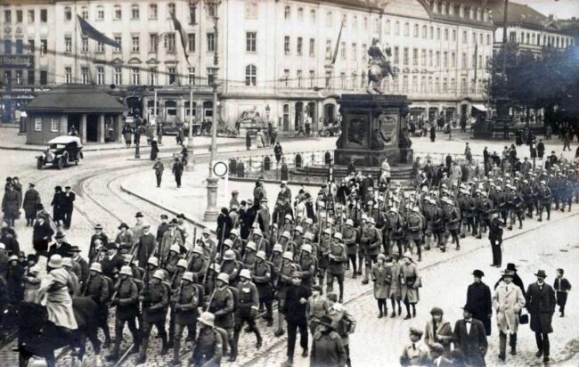 Neustädter Markt mit Wachparade, Postkarte aus den 1920er Jahren