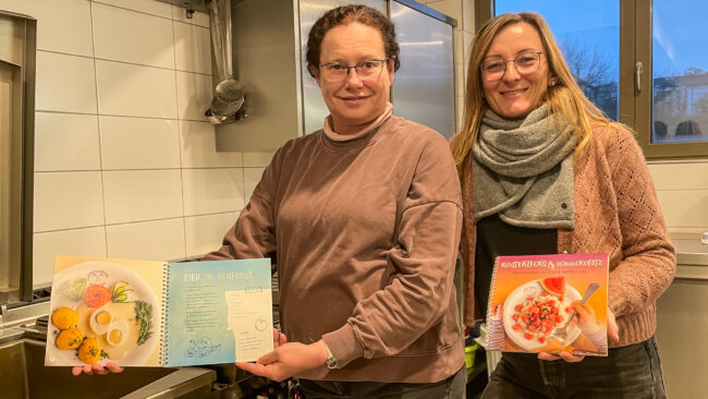 Cornelia Fincke (li) und Stefanie Mahrla mit dem Kita-Kochbuch – Foto: Ulrich van Stipriaan