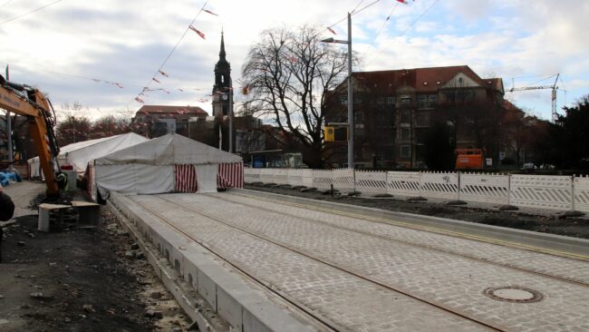 Zwischen den Zelten ist ein Abschnitt schon fertig gepflastert.