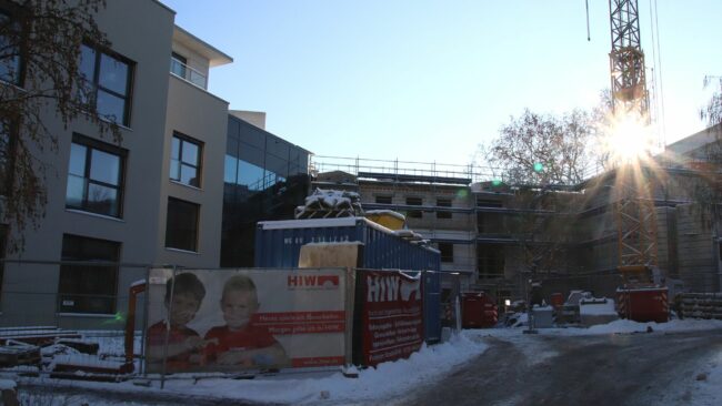 Aktuell im Bau auf der anderen Seite der Holzhofgasse: Das Altenzentrum Schwanenhaus mit integriertem Hotel für Angehörige von Patienten.