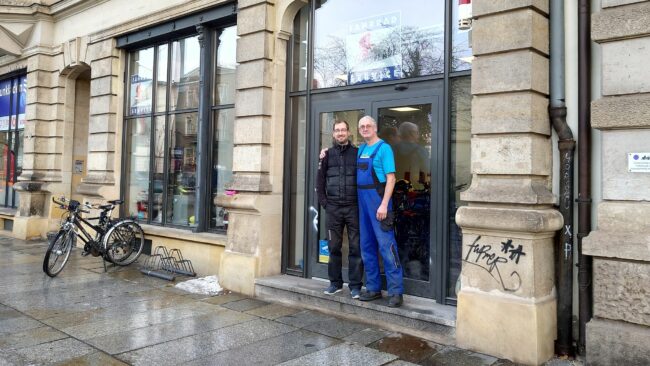 Vater und Sohn: Robert und Andreas Frank vor ihrem neuen Fahrradladen, Königsbrücker Straße 56.