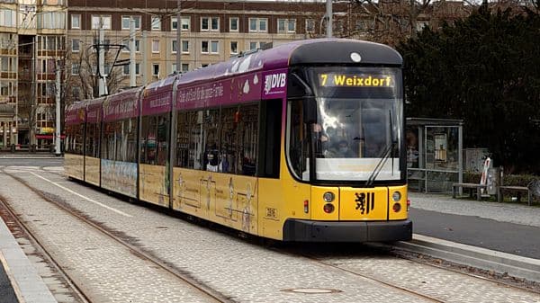 Seit Sonnabend fahren die Straßenbahnen wieder über den Albertplatz.