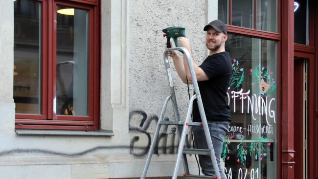 Letzte Vorbereitungen: Am Sonnabend soll die vegane Fleischerei auf dem Bischofsweg eröffnen.