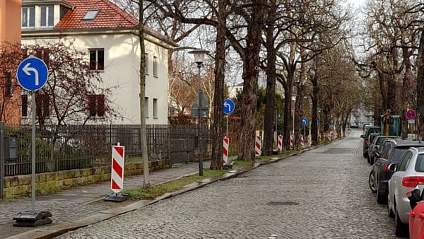 Der westliche Fußweg der Forststraße (im Bild links) wird saniert.