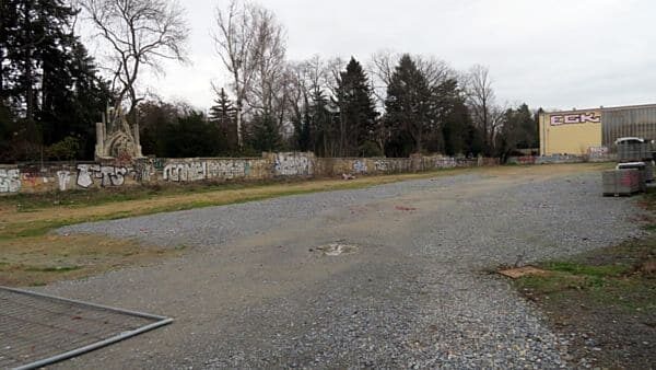 Brachfläche zwischen Grundschule und Friedhof.