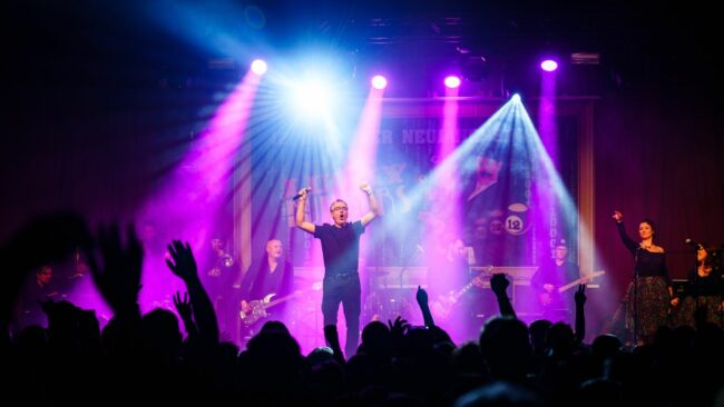 Voller Saal in guter Stimmung: das 12. Neustädter Neujahrssingen sog zweimal rund 850 lucky Leute in den Alten Schlachthof. Foto: André Wirsig