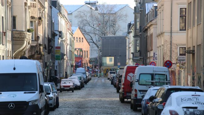 Katharinenstraße von der Königsbrücker aus gesehen. Im Hintergrund die Scheune.