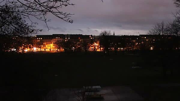 Licht gibt es auf dem Alaunplatz nur von den angrenzenden Straßen.