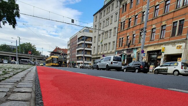 Durch Rot-Markierungen, wie hier am Bischofsplatz, sollen Radwege mehr Aufmerksamkeit erhalten.
