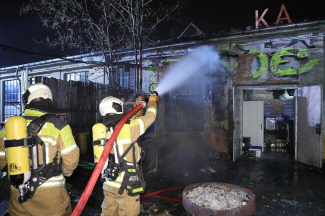 Die Dresdner Feuerwehr löscht den Brand am "objekt klein a" - Foto: Roland Halkasch