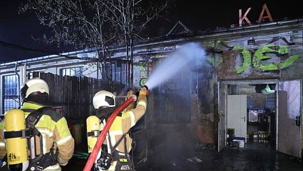 Die Dresdner Feuerwehr löscht den Brand am "objekt klein a" - Foto: Roland Halkasch