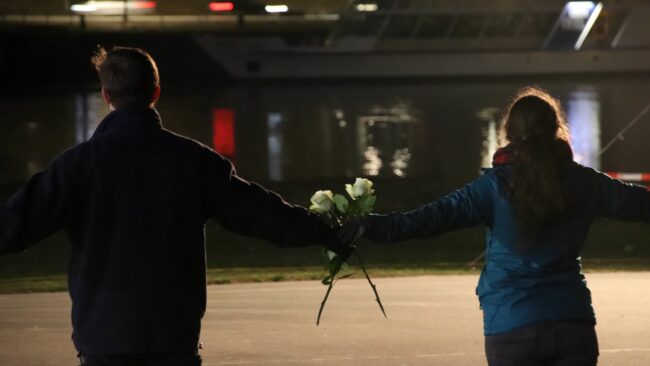 Vereinzelt hatten Teilnehmer auch Weiße Rosen, ein wichtiges Zeichen des Widerstands gegen den Nationalsozialismus, dabei.