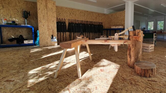 Neben der Ausstellung gibt es einen Werkraum, in dem die Besucher*innen die Arbeit am Holz lernen können. Foto: Archiv/Anton Launer
