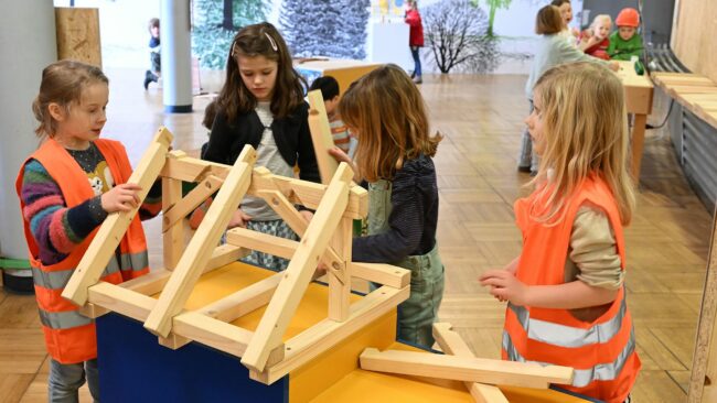 Kids der 30. Grundschule in der Holz-Ausstellung. Foto: Jürgen Männel