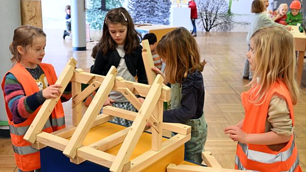 Kids der 30. Grundschule in der Holz-Ausstellung. Foto: Jürgen Männel