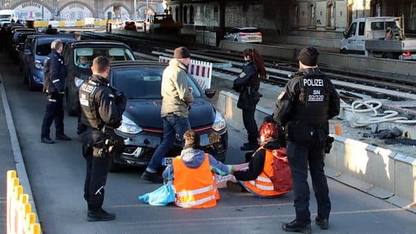 Straßenblockade der "Letzten Generation" auf der Hansastraße am Bahnhof Neustadt.