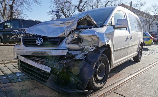 Die Fahrerin des VW Caddy musste ins Krankenhaus gebracht werden. Foto: Roland Halkasch