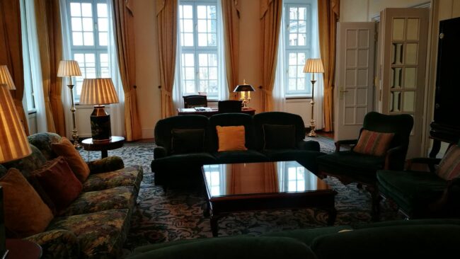 In der original Präsidentensuite im Taschenbergpalais gab es neben dem Schlafzimmer unter anderem diesen Empfangsraum. Foto: Archiv/Anton Launer