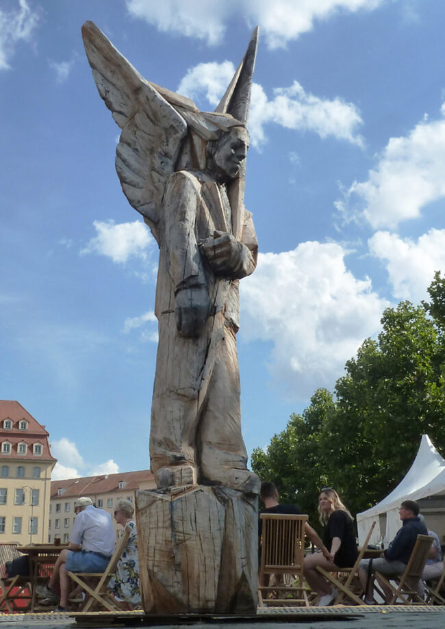 Den 4,50 Meter hohe Engel hat Carsten Bürger  für den Palais Sommer am Neumarkt geschaffen.