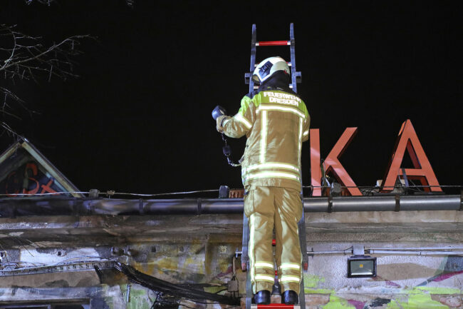 Die Berufsfeuerwehr verhindert, dass das Feuers auf das Dach übergriff. Foto: Roland Halkasch