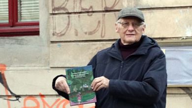 Joachim Schuster mit seinem neuen Buch vorm Stadtteilhaus.