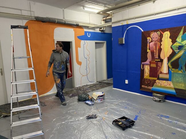 Lars Kohl am Start: Neben der Hängung seiner Bilder gestaltet er auch die
Räume farbig. Foto: Künstlerbund