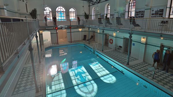Wie in allen Dresdner Lehrschwimmbecken beträgt die Wasser-Temperatur 29 Grad.