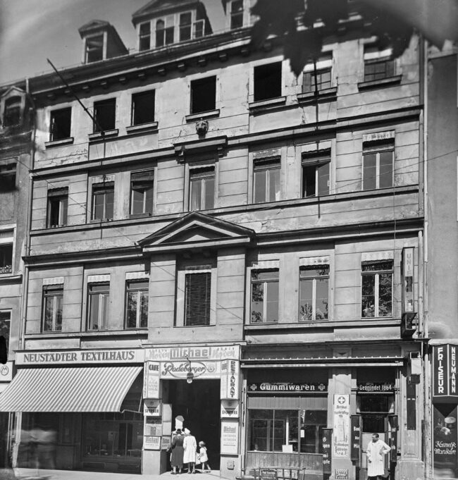 Zwischen Textilhaus und Gummiwaren ging es nach hinten durch in das Radeberger Bierlokal. Foto von ca. 1935.
