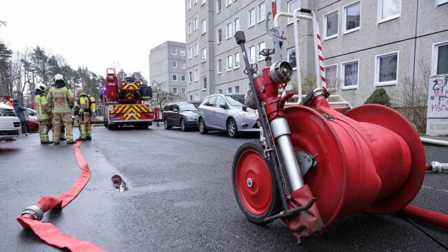 Feuerwehreinsatz am Montagnachmittag in der Plattenbausiedlung Am Jägerpark. Foto: Roland Halkasch