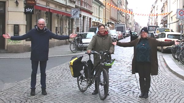 Probestehen für die Diagonalsperre: Stadtbezirksbeirat Norbert Rogge, Stadträtin Ulrike Caspary und Stadtbezirksbeirätin Ulla Wacker (von links, alle Grüne)