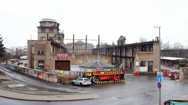 Die Seitenwände sind gesichert, das Dach abgetragen. Die Zukunft der Halle ist ungewiss.