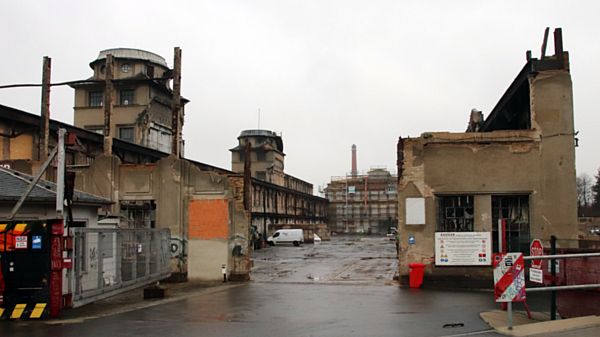 Die Seitenwände sind gesichert, das Dach abgetragen. Die Zukunft der Halle ist ungewiss.