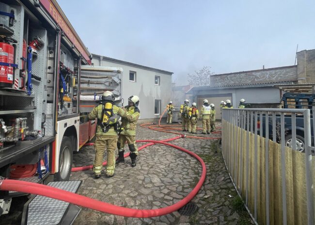 Feuerwehrleute löschen den Containerbrand an der Conradstraße. Foto: Feuerwehr Dresden