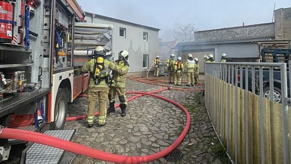 Feuerwehrleute löschen den Containerbrand an der Conradstraße. Foto: Feuerwehr Dresden