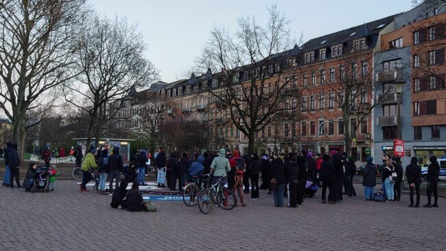 Einige Dutzend Menschen versammelten sich am Alaunplatz, um 18 Uhr begann die Kundgebung.