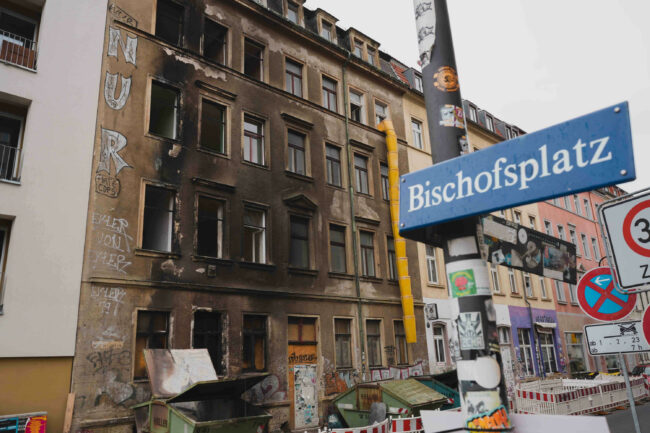 Brandstiftung in der Leipziger-Vorstadt in Dresden: brennender Container greift auf Mehrfamilienhaus ueber! Am Morgen zeigt sich das Ausmaß der Zerstörung - Foto: xcitepress