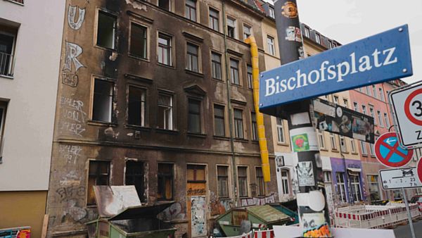 Brandstiftung in der Leipziger-Vorstadt in Dresden: brennender Container greift auf Mehrfamilienhaus ueber! Am Morgen zeigt sich das Ausmaß der Zerstörung - Foto: xcitepress