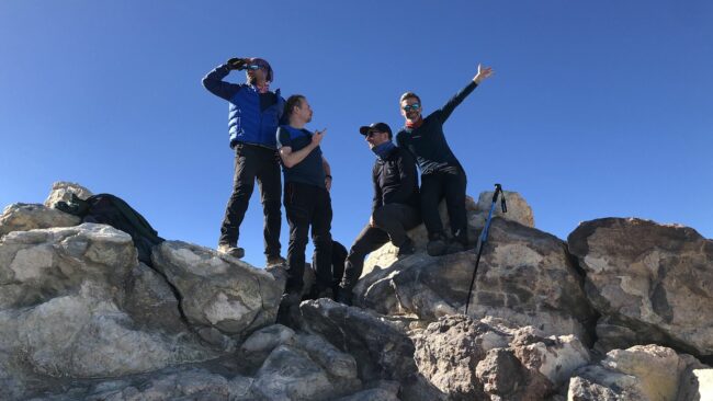 Jungs auf dem Gipfel