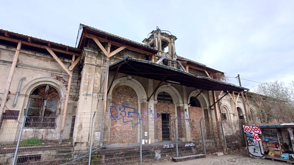 Das alte Empfangsgebäude steht unter Denkmalschutz. Die provisorische Bedachung wurde im Auftrag von Globus errichtet.