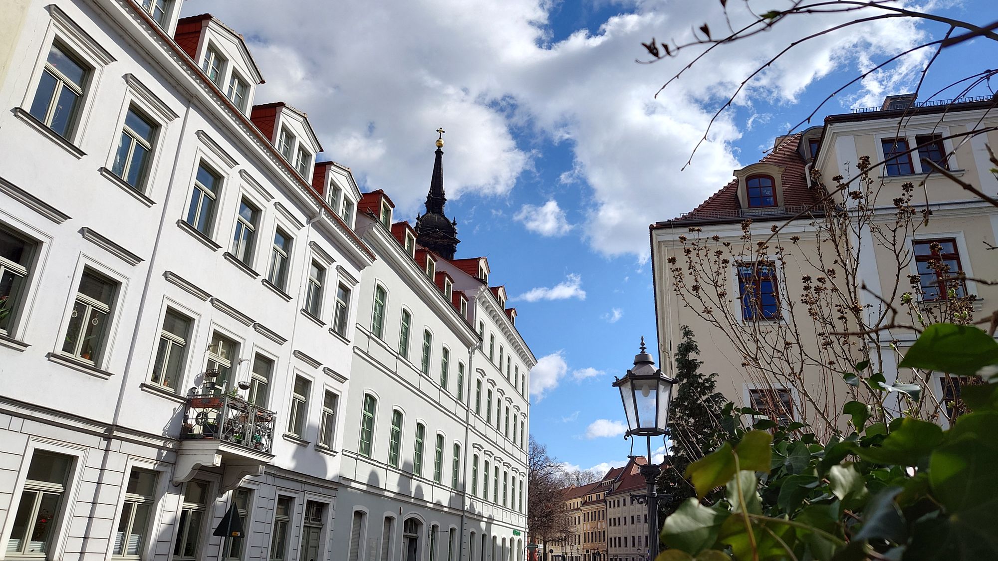 Nieritzstraße mit Dreikönigskirche im Hintergrund.