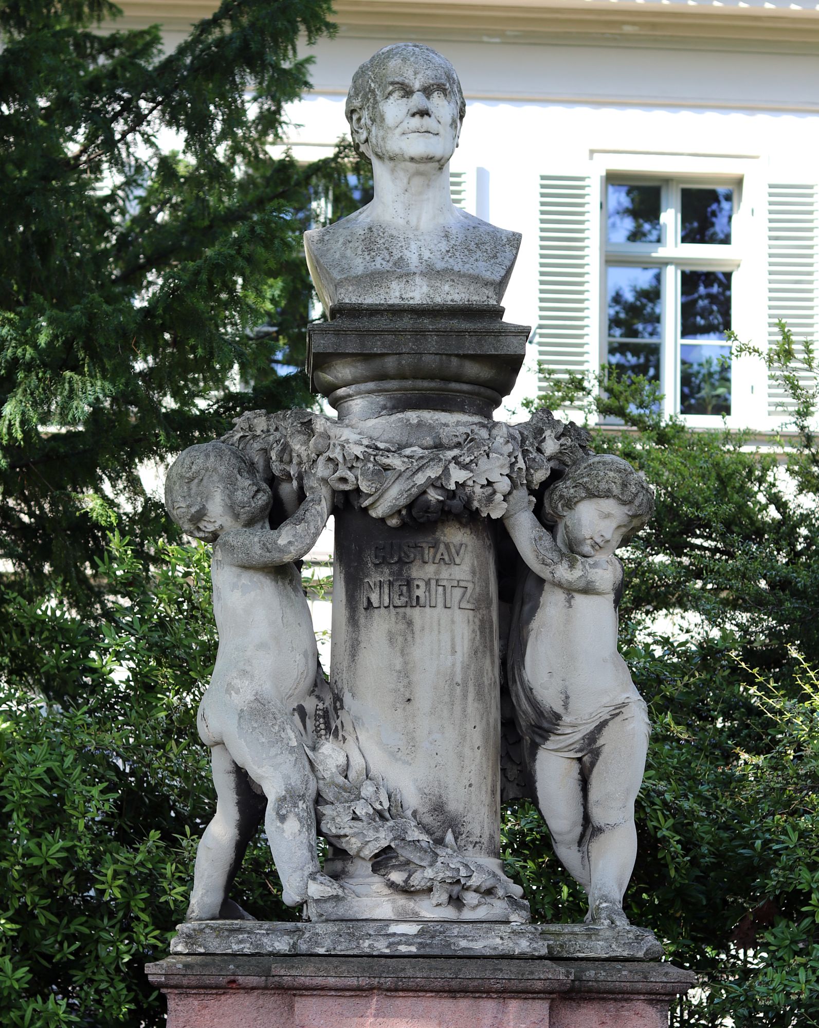 Das Denkmal für Karl Gustav Nieritz steht um die Ecke an der Theresienstraße. Aber fast schaut er in die nach ihm benannte Straße.