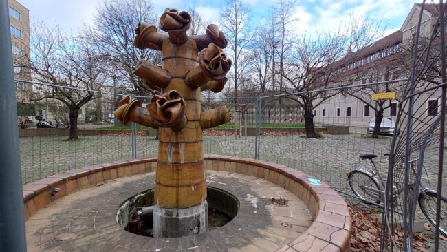„Blütenbaum“  wird der Brunnen von der Künstlerin Eva Peschel genannt.
