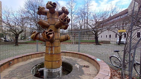 „Blütenbaum“ wird der Brunnen von der Künstlerin Eva Peschel genannt.
