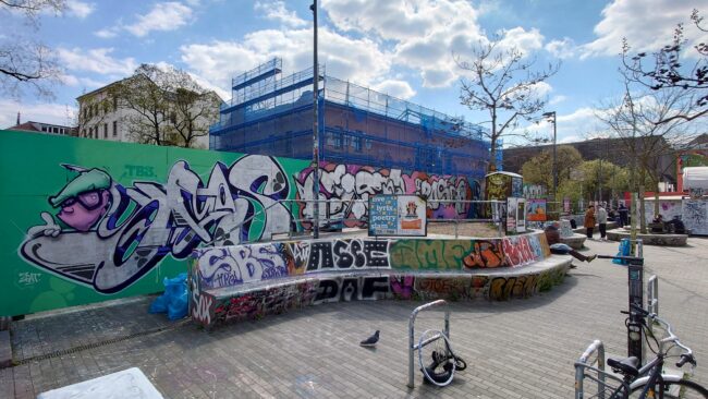 Graffiti-Zaun an der Scheune
