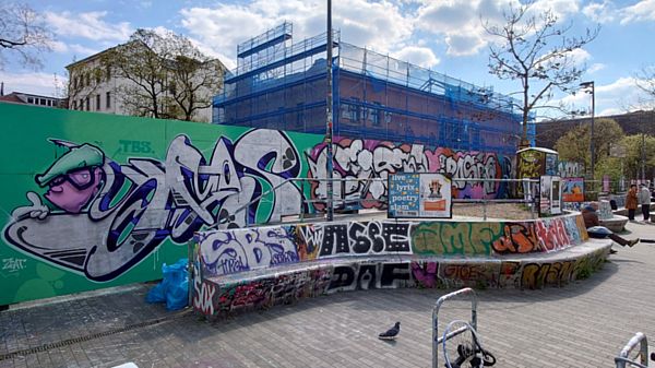 Graffiti-Zaun an der Scheune