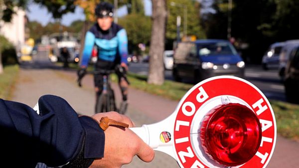 Polizeikontrolle im Frühjahr 2019 an der Stauffenbergallee - Foto: Tino Plunert