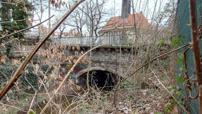 Die Brücke über die Prießnitz hatte beim Hochwasser 2013 Schaden genommen.